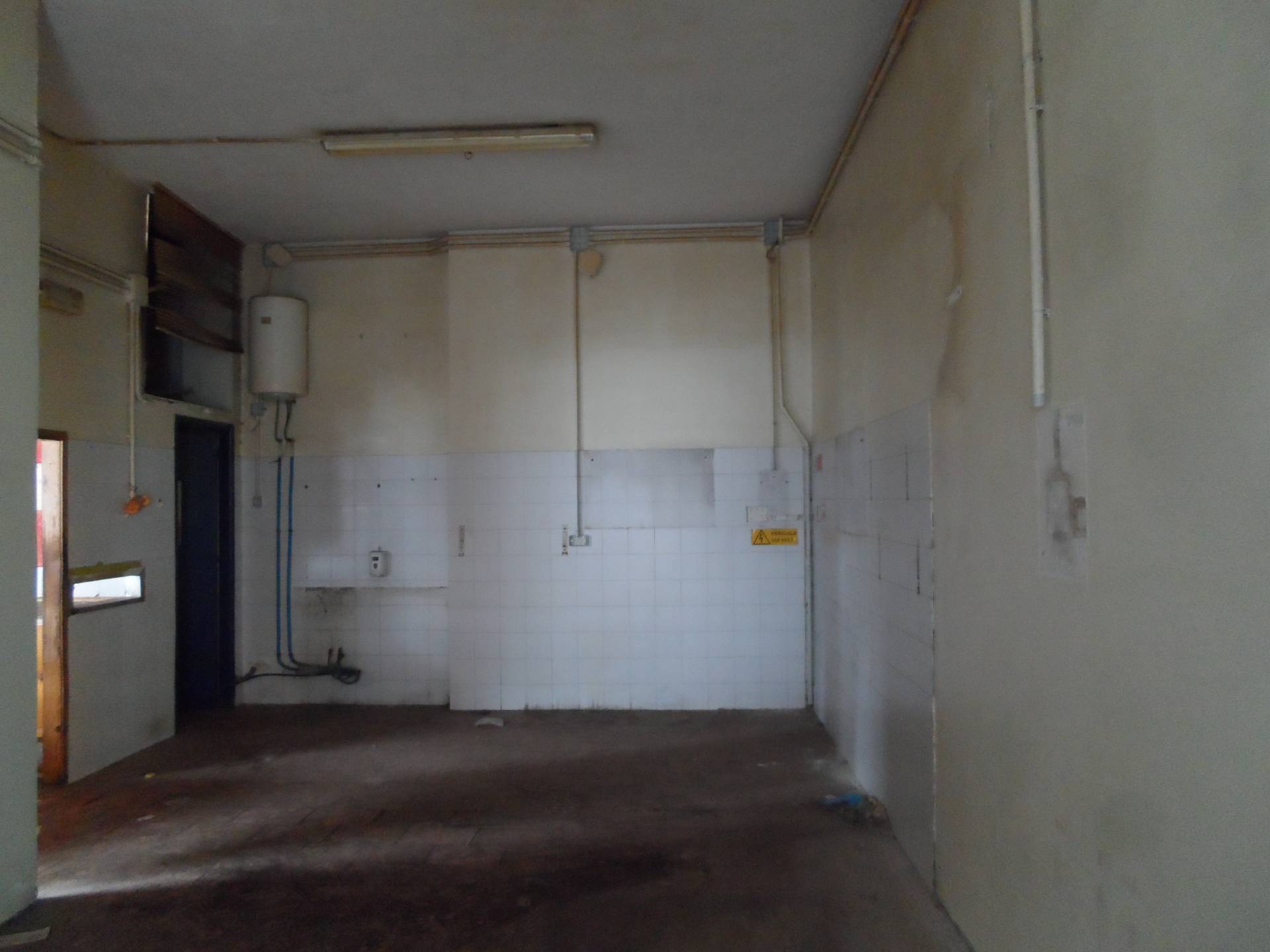 Locale commerciale in vendita a San Benedetto del Tronto, Zona Ascolani