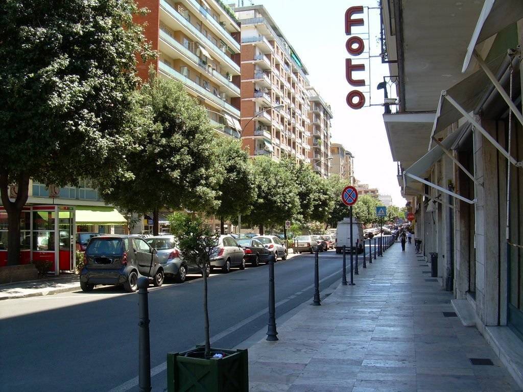 Locale commerciale in vendita a San Benedetto del Tronto, Viale De Gasperi