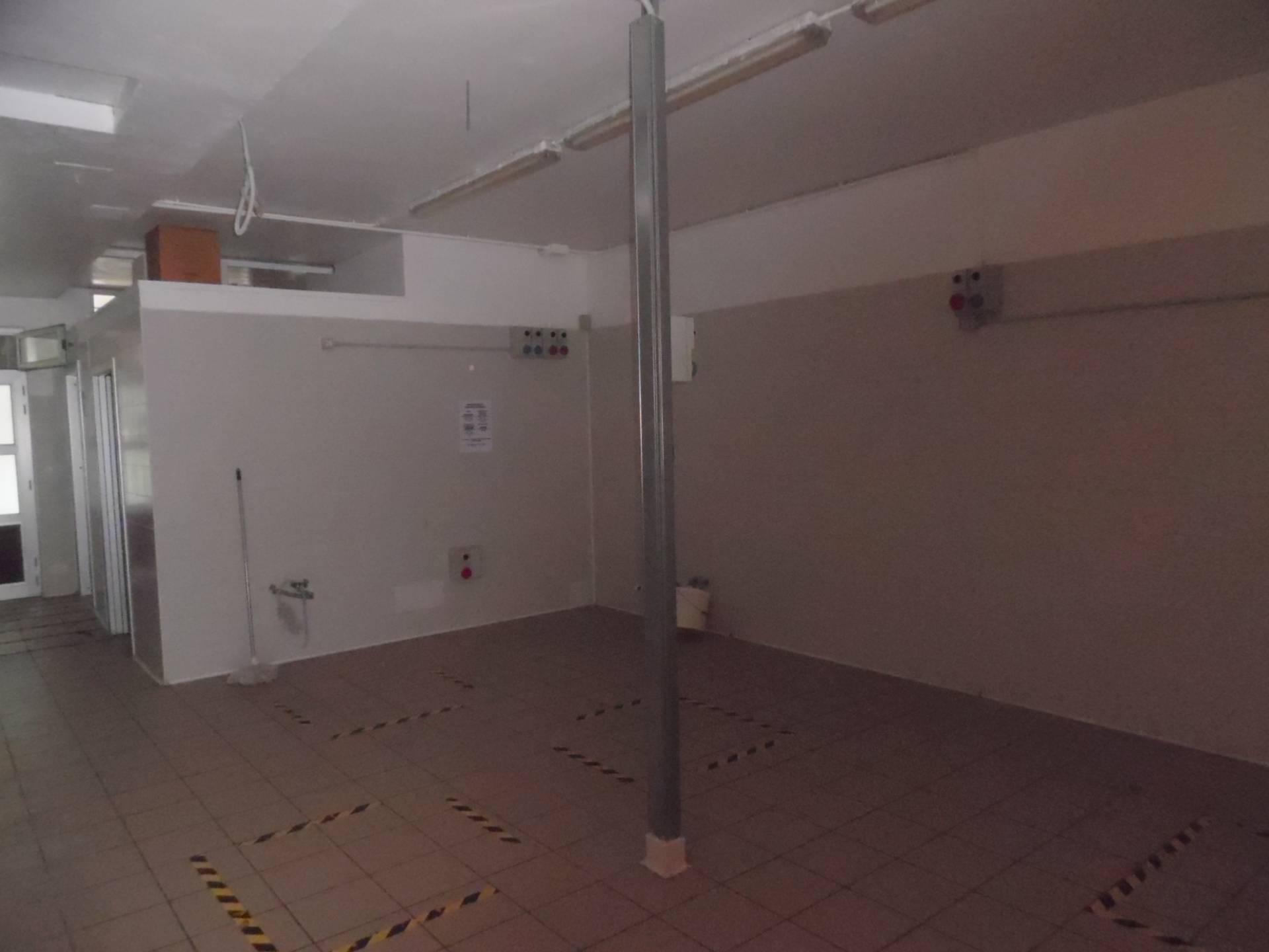 Locale commerciale in vendita a San Benedetto del Tronto, Porto d'Ascoli