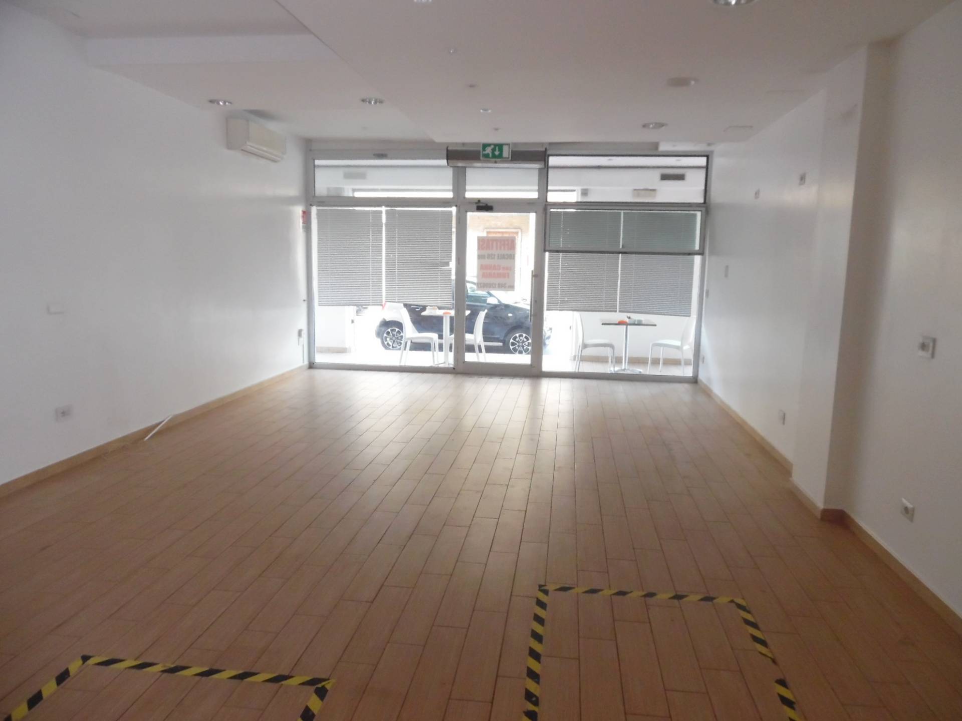 Locale commerciale in vendita a San Benedetto del Tronto, Porto d'Ascoli