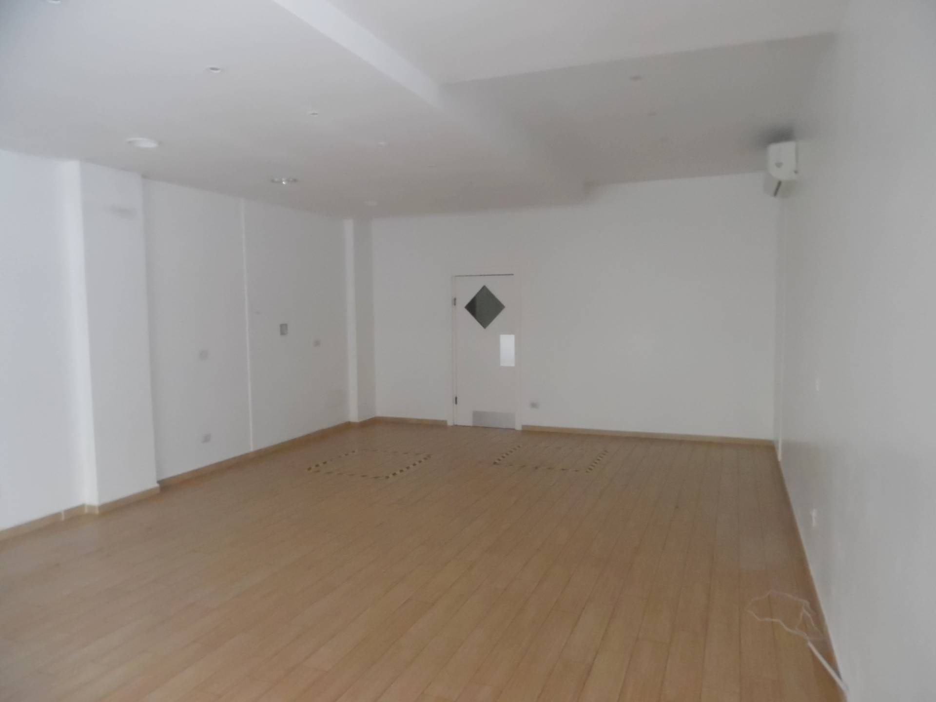 Locale commerciale in vendita a San Benedetto del Tronto, Porto d'Ascoli