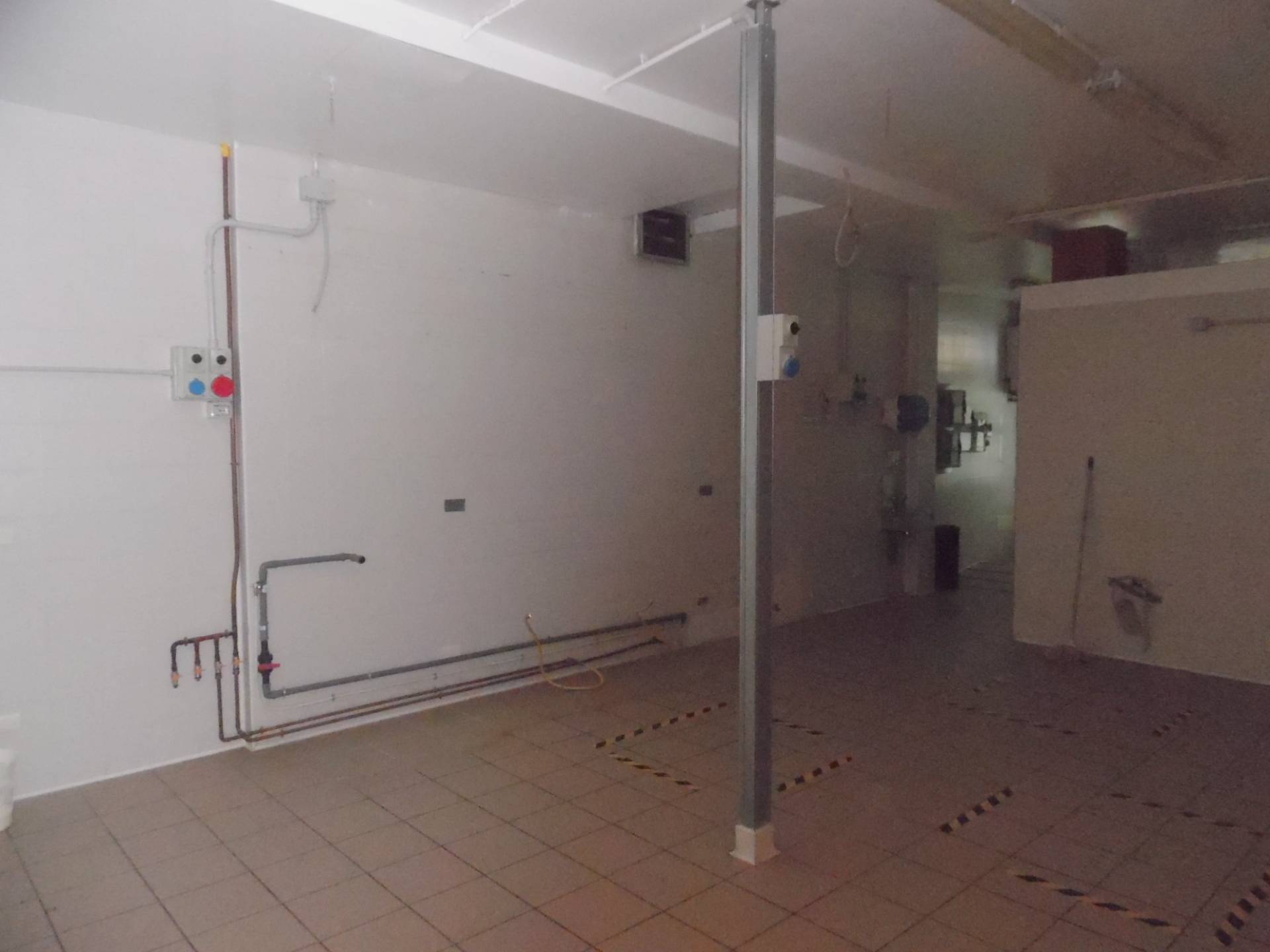 Locale commerciale in vendita a San Benedetto del Tronto, Porto d'Ascoli