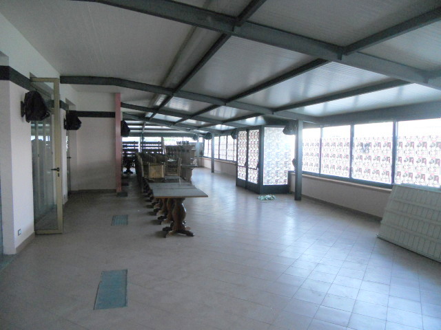 Locale commerciale in vendita a Martinsicuro, Villa Rosa