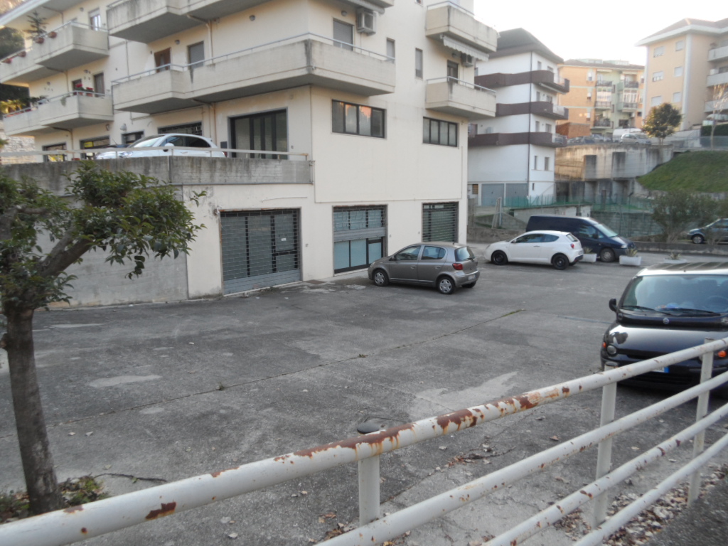 Locale commerciale in vendita a Folignano