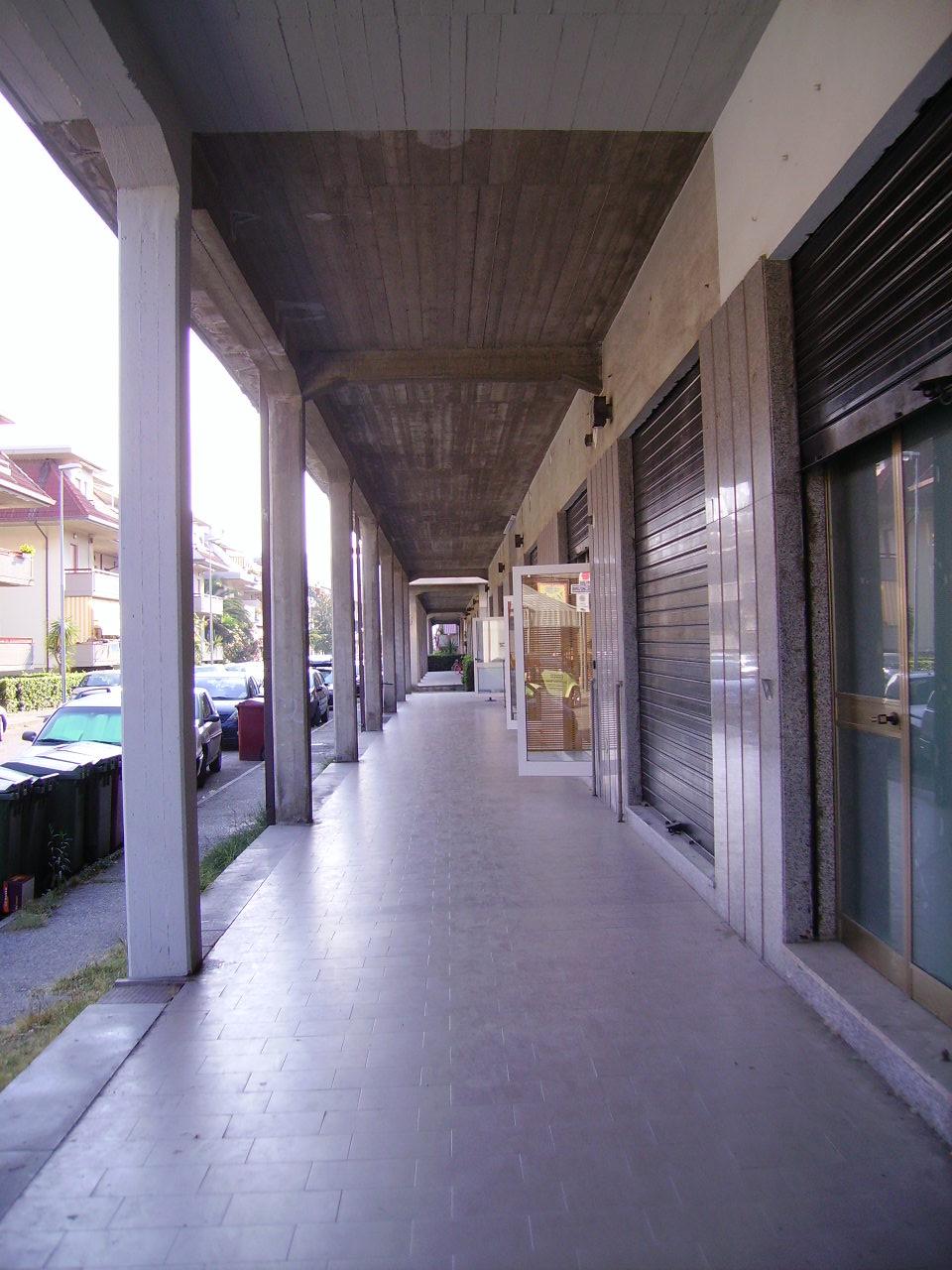 Locale commerciale in vendita a Martinsicuro, Zona Mare