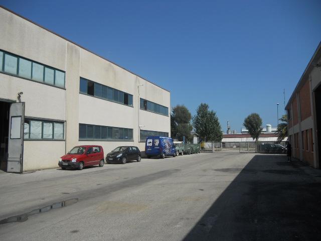 Capannone in vendita a Martinsicuro, Residenziale