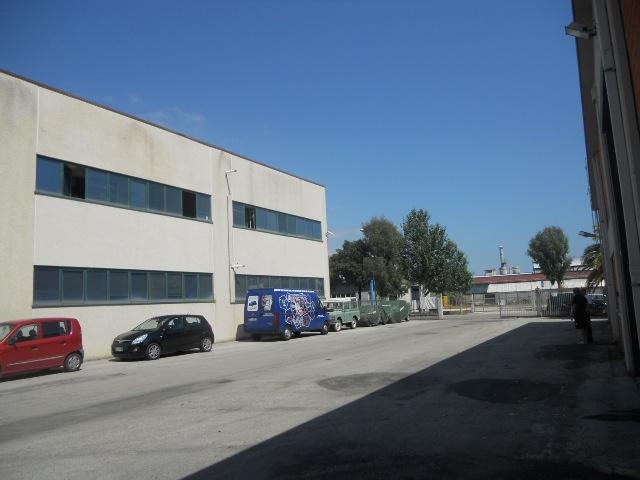 Capannone in vendita a Martinsicuro, Residenziale