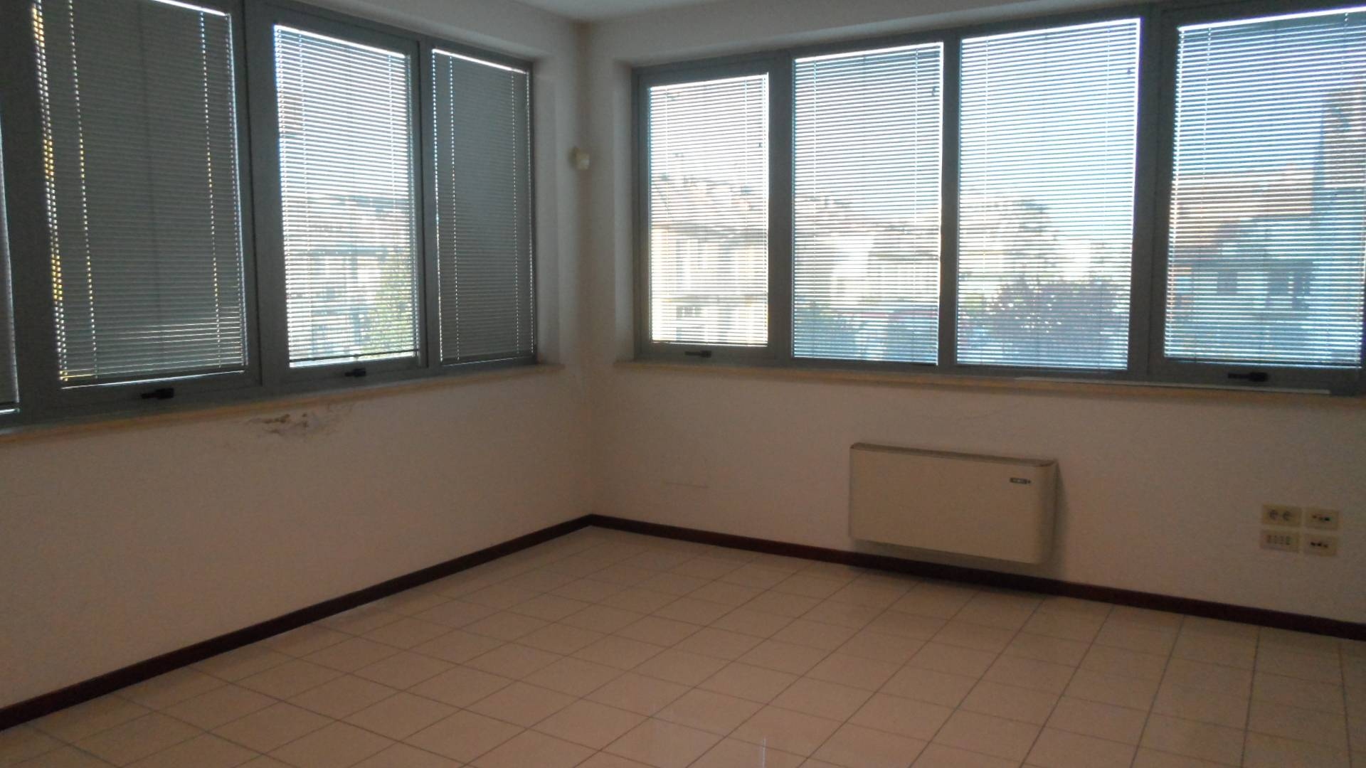 Locale commerciale in vendita a San Benedetto del Tronto, Porto d'Ascoli