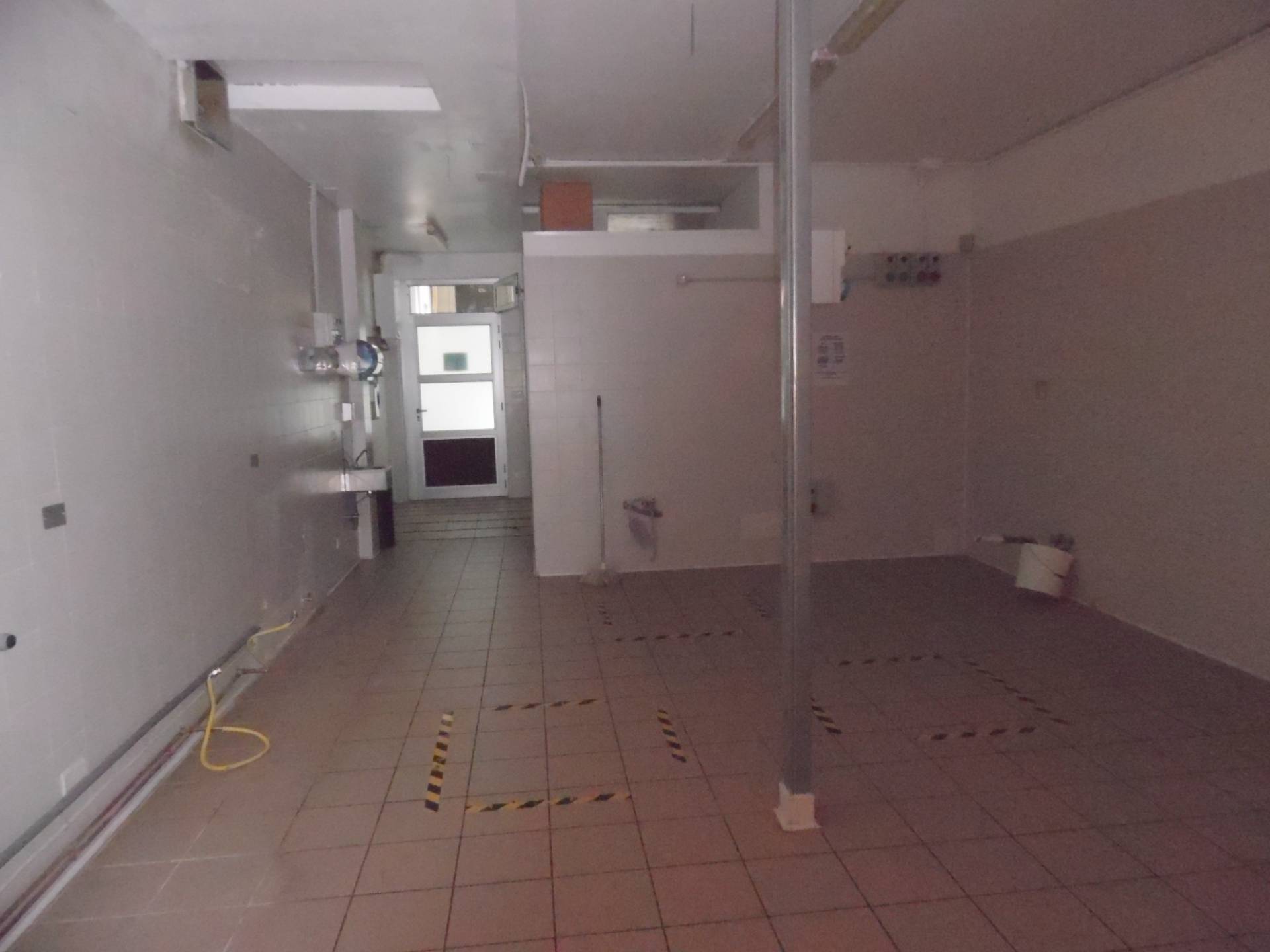 Locale commerciale in vendita a San Benedetto del Tronto, Porto d'Ascoli