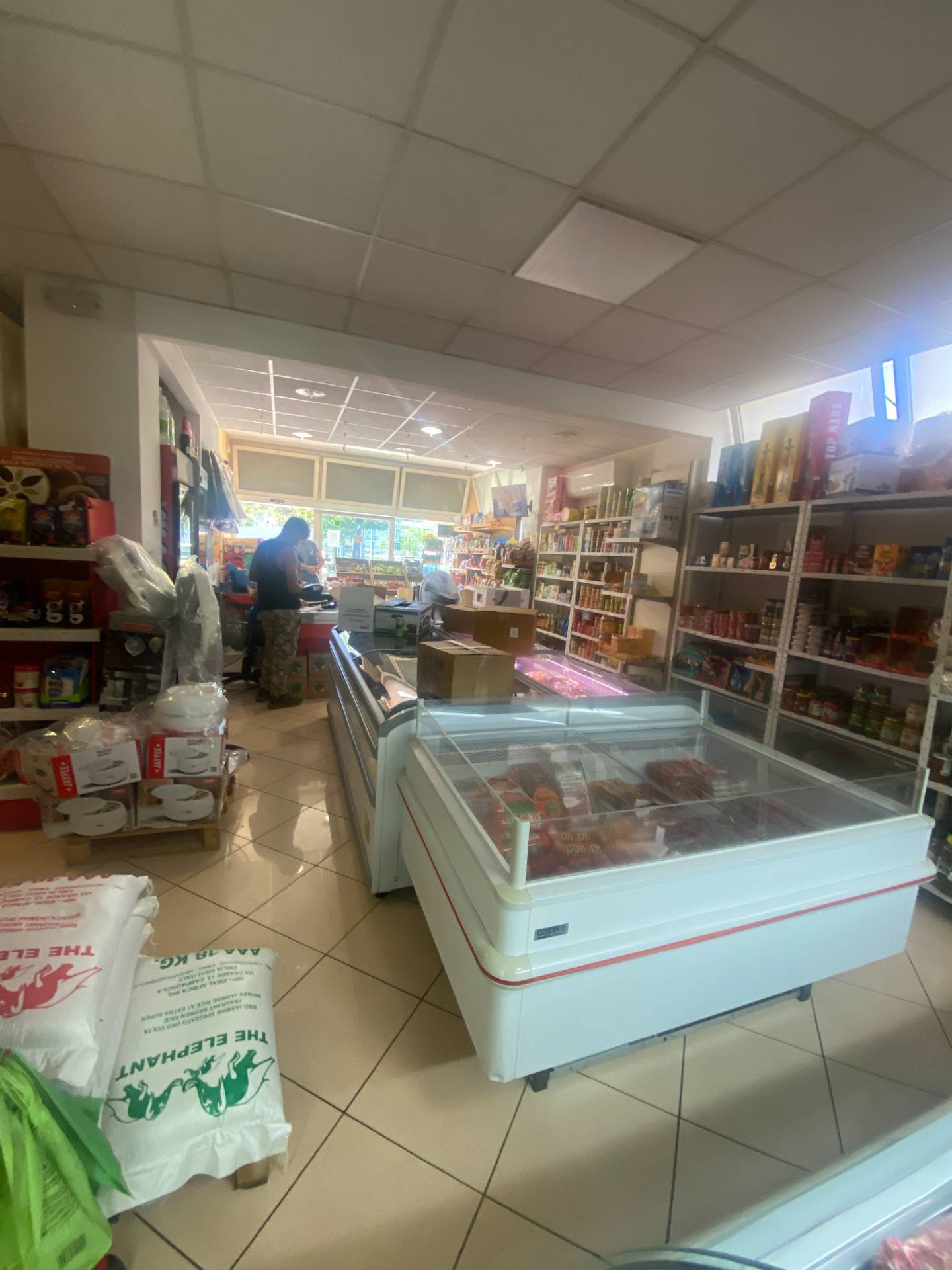 Locale commerciale in vendita a Monteprandone, Centobuchi