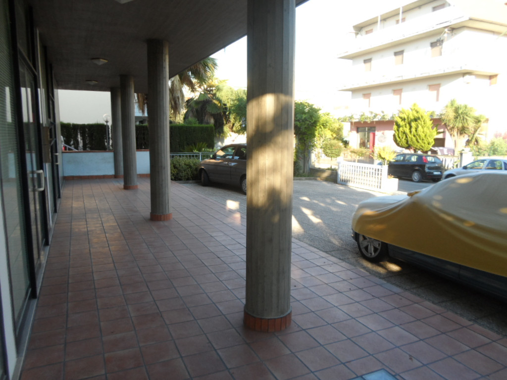 Locale commerciale in affitto a San Benedetto del Tronto, Porto d'Ascoli