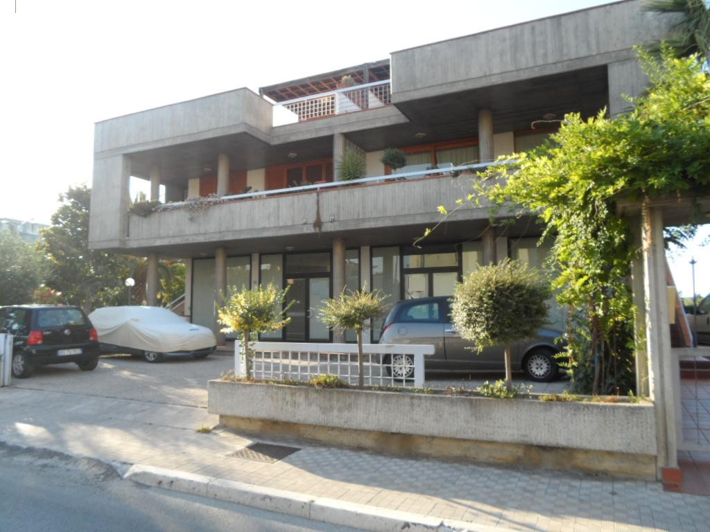 Locale commerciale in affitto a San Benedetto del Tronto, Porto d'Ascoli