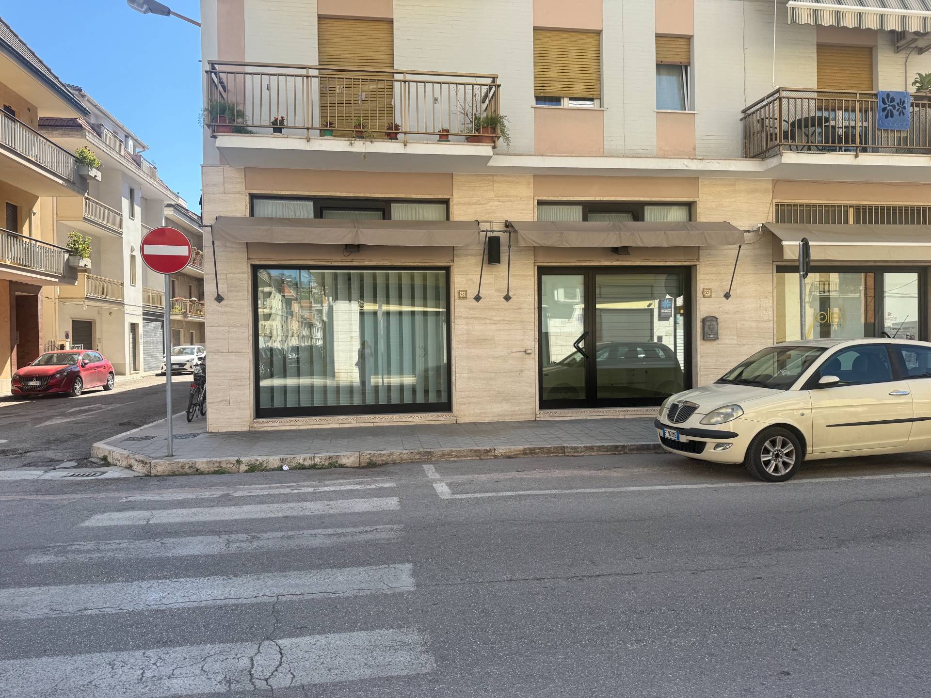 Locale commerciale in affitto a San Benedetto del Tronto, Porto d'Ascoli