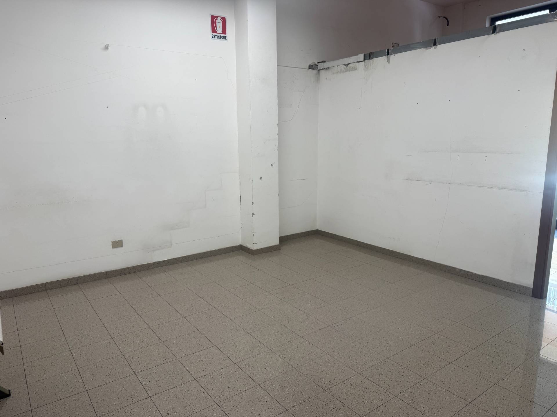 Locale commerciale in affitto a San Benedetto del Tronto, Porto d'Ascoli