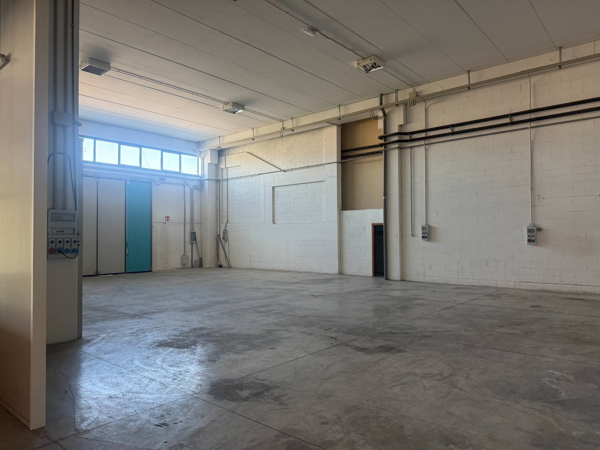 Locale artigianale in affitto a San Benedetto del Tronto, Strada Statale 16