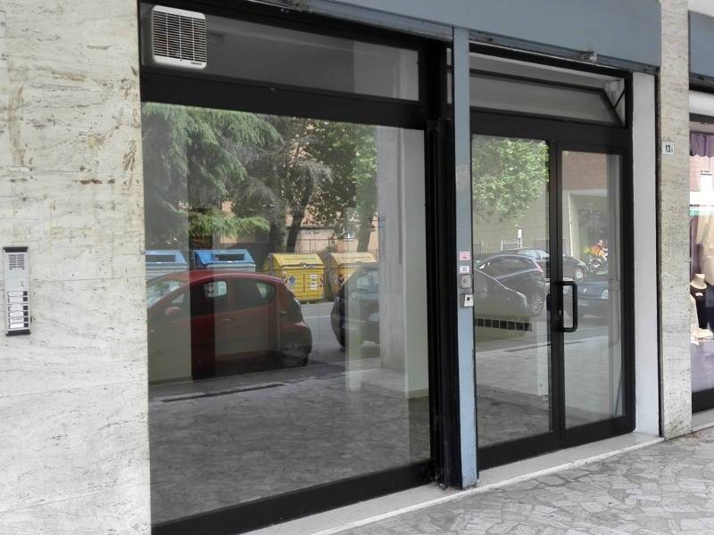 Locale commerciale in vendita a San Benedetto del Tronto, Porto d'Ascoli