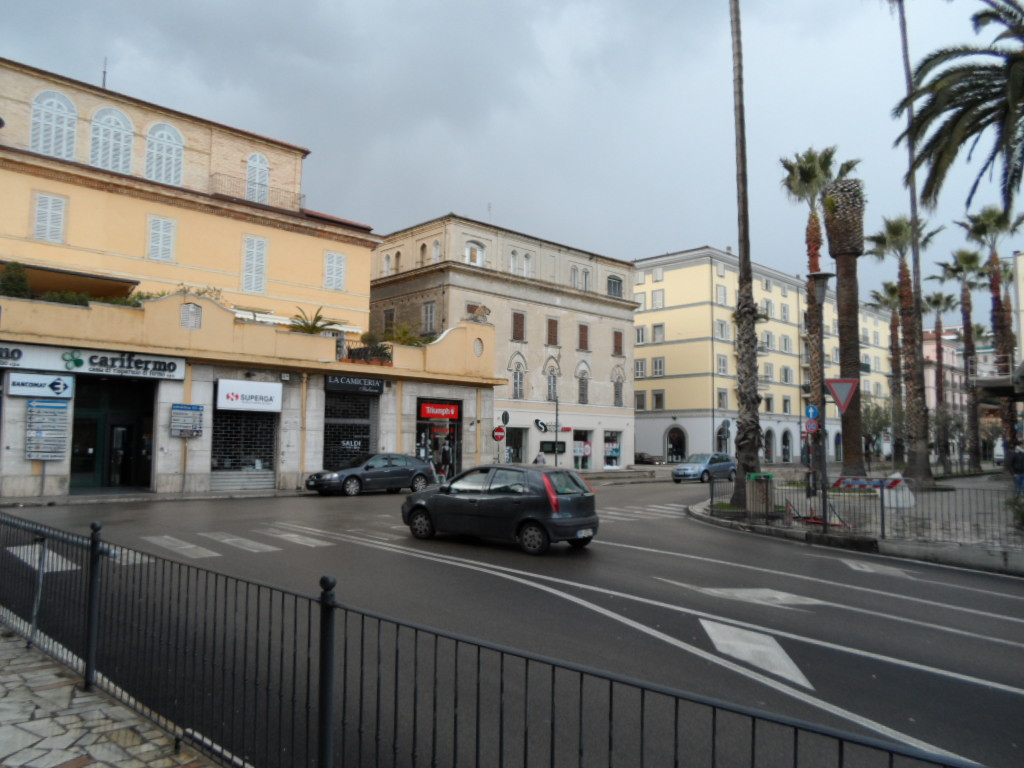 Locale commerciale in affitto a San Benedetto del Tronto, Centro