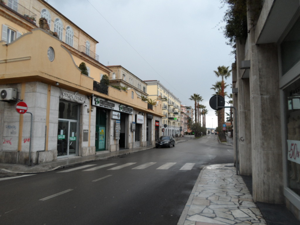 Locale commerciale in affitto a San Benedetto del Tronto, Centro