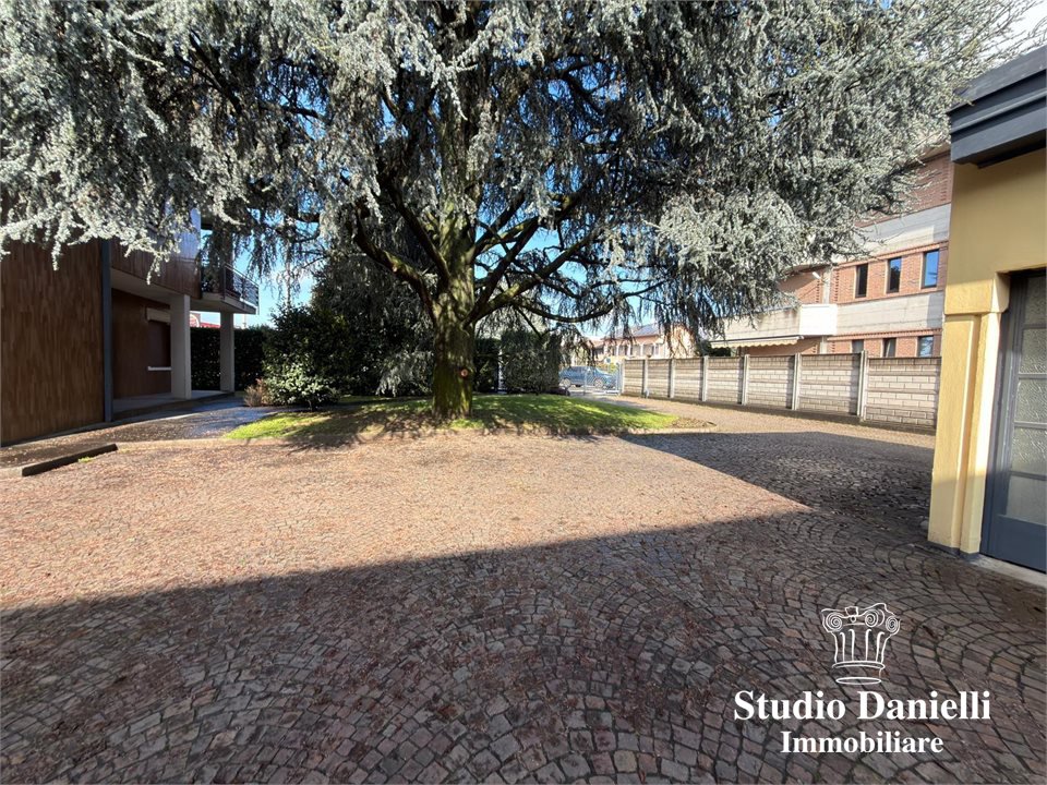 Capannone in affitto a Verano Brianza