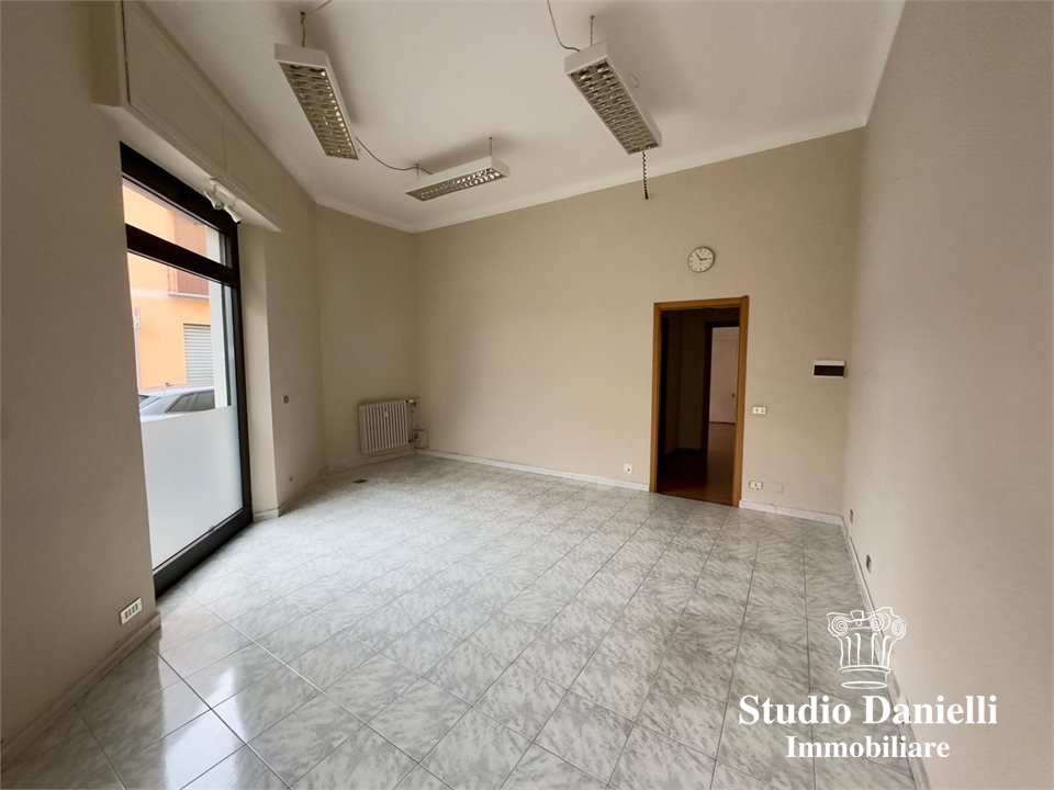 Locale commerciale in affitto a Seregno