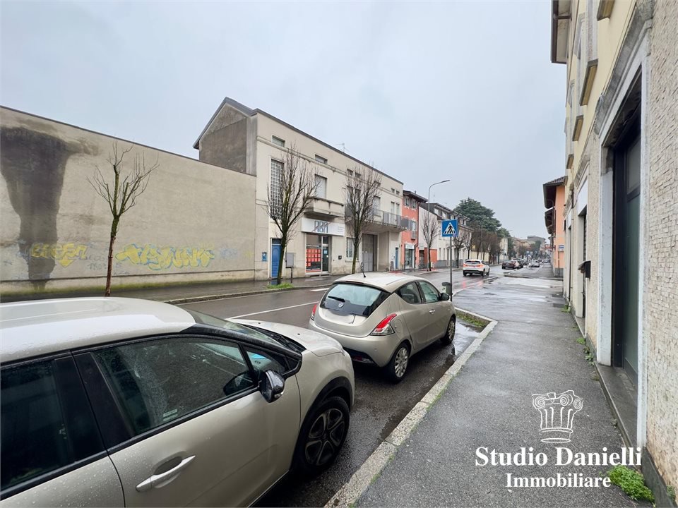 Locale commerciale in affitto a Seregno