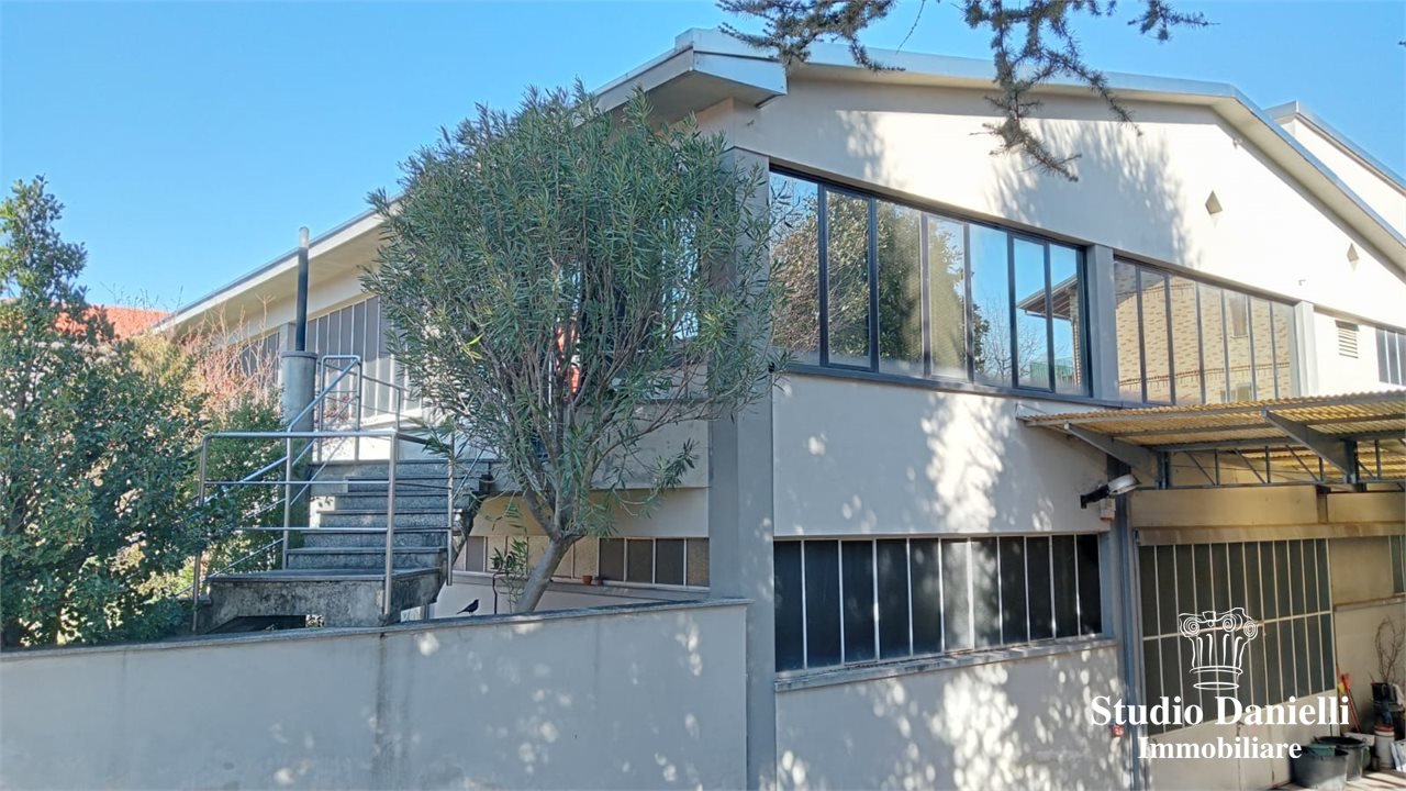 Capannone in vendita a Seregno