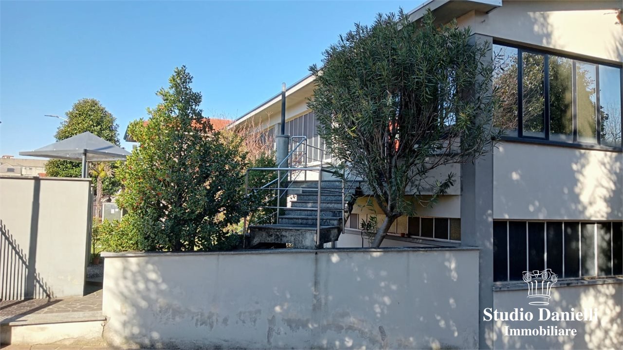 Capannone in vendita a Seregno