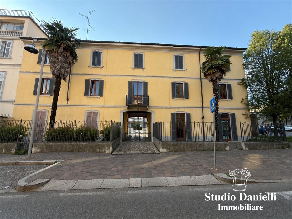 Ufficio in affitto a Carate Brianza