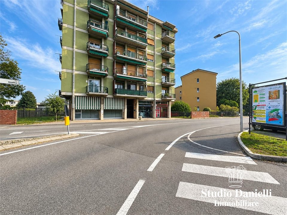 Locale commerciale in vendita a Carate Brianza