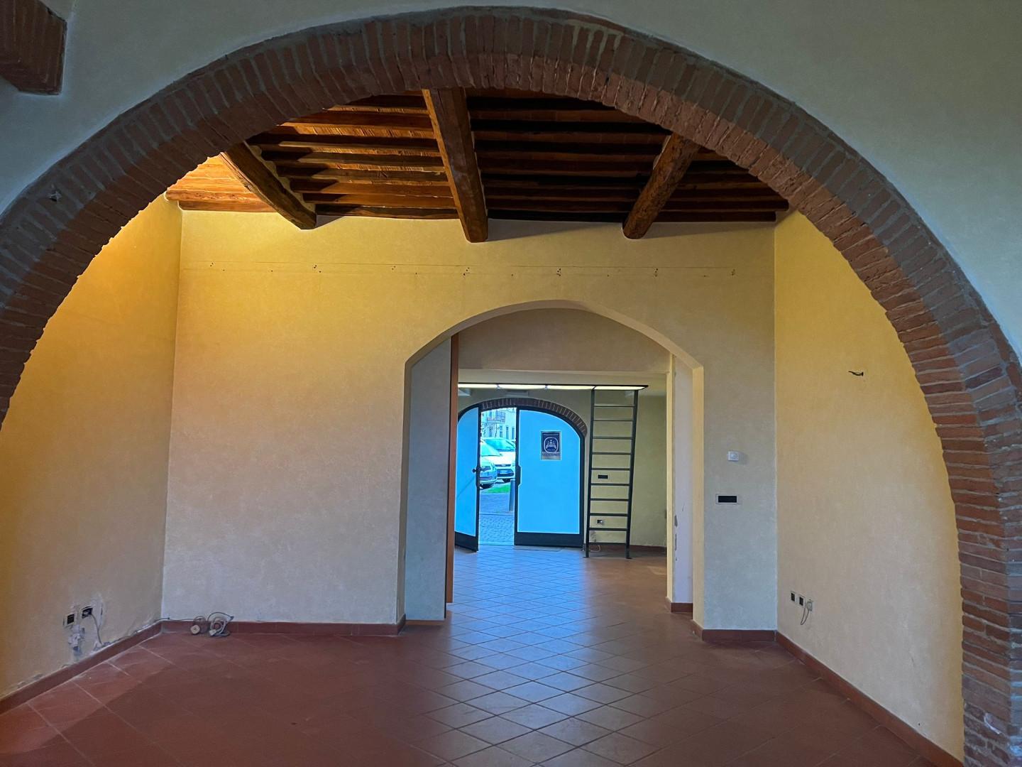 Locale commerciale in affitto a Capraia e Limite