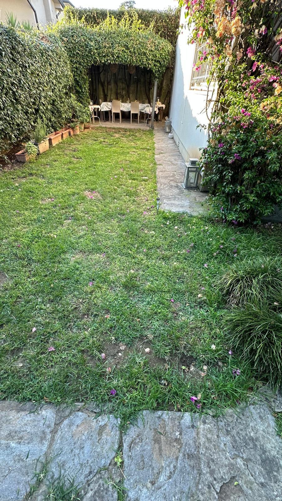 Villa Bifamiliare con giardino, Viareggio don bosco