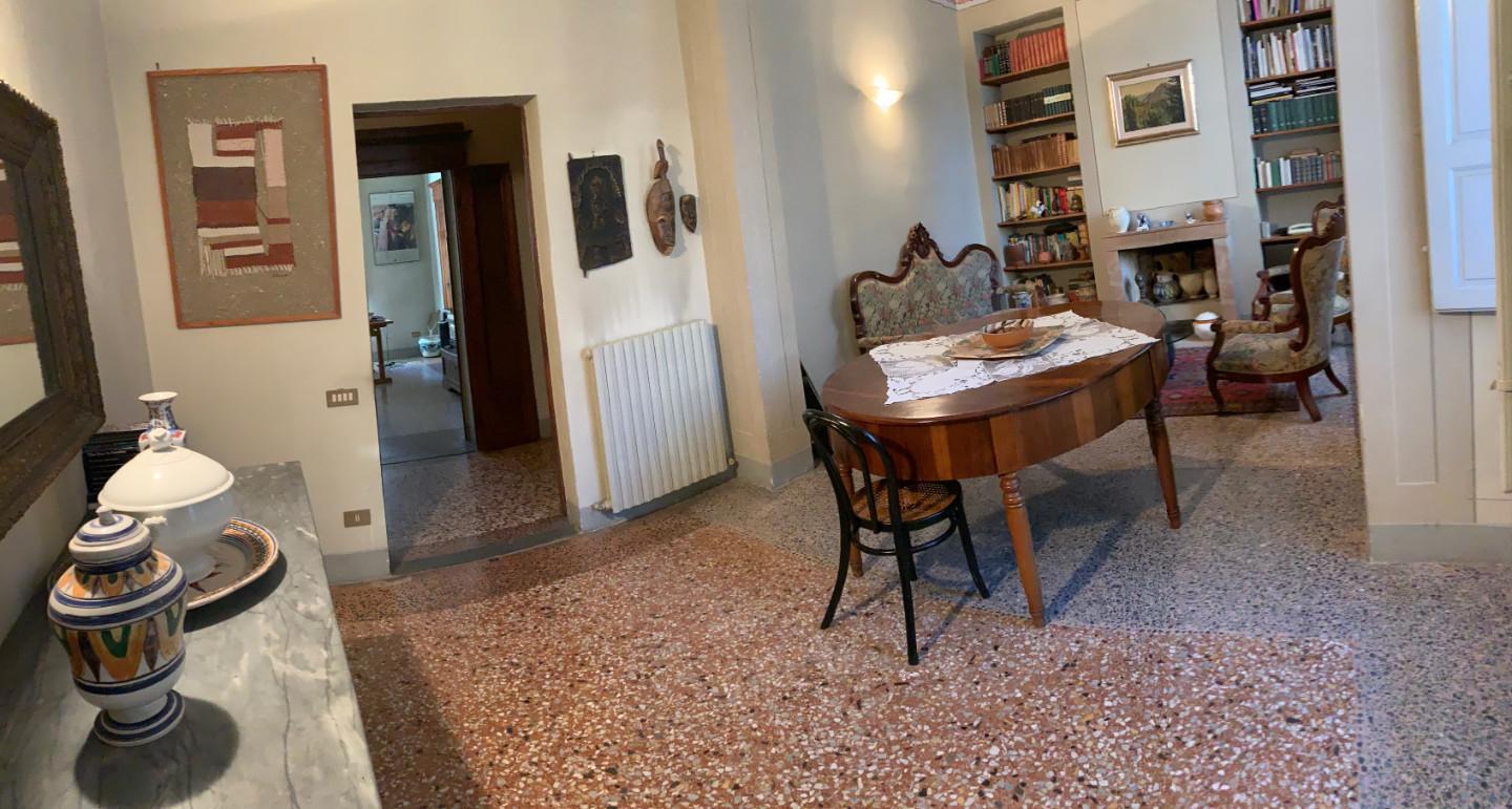 Appartamento con terrazzo, Pisa borgo largo