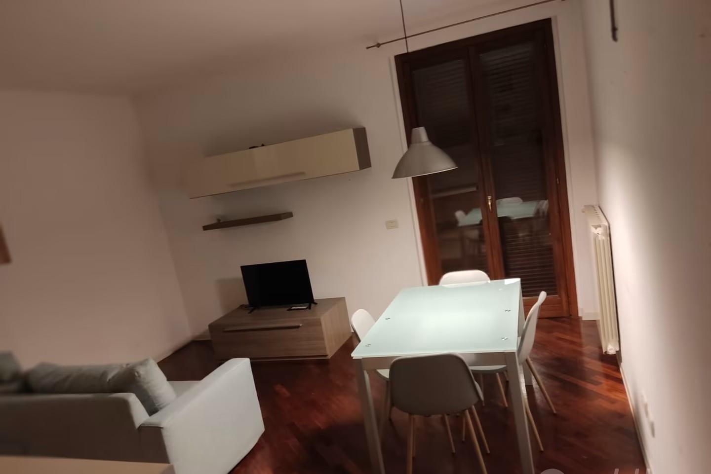 Bilocale arredato in affitto, Calci la corte