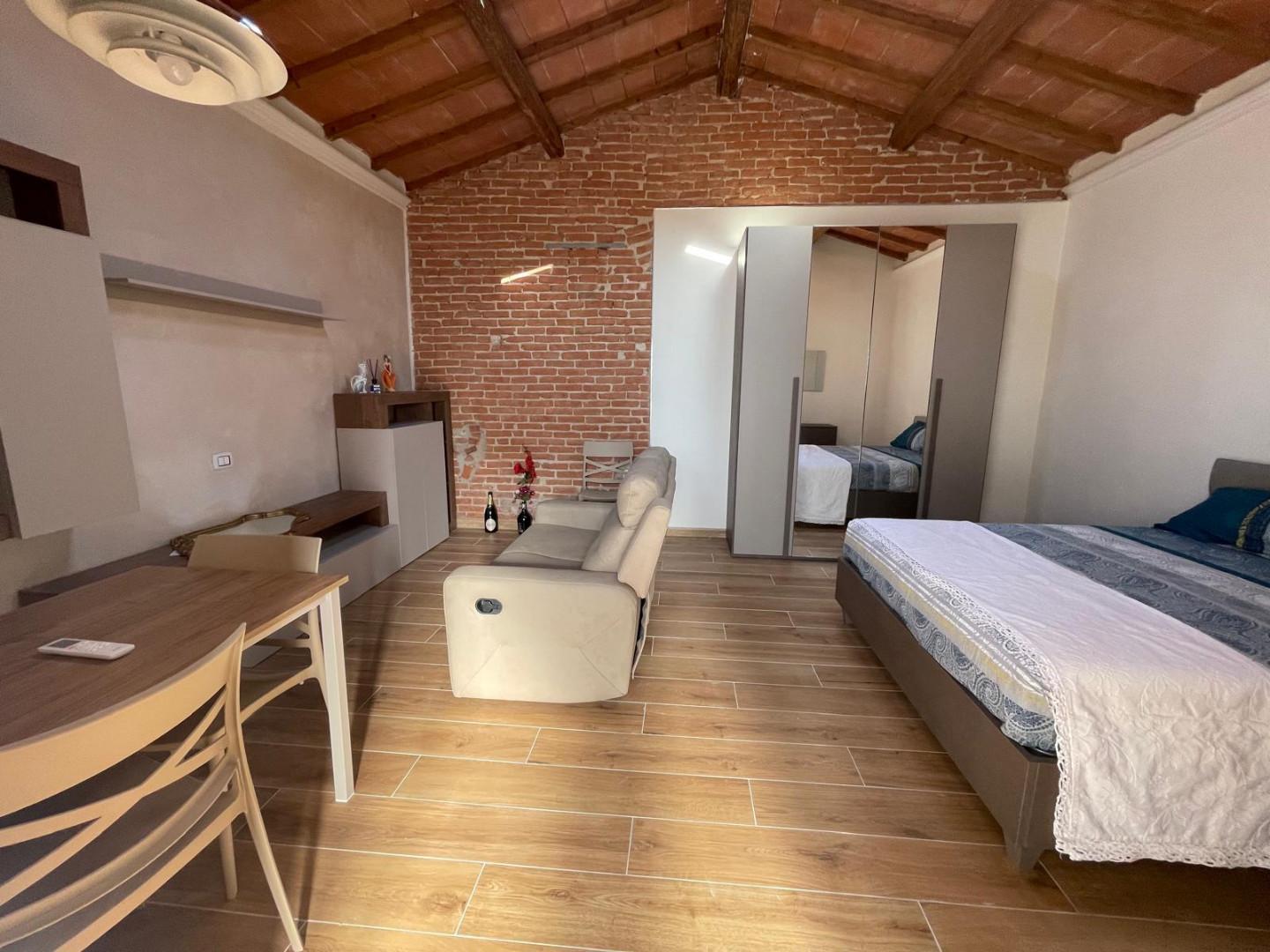 Casa indipendente arredata in affitto a Cascina