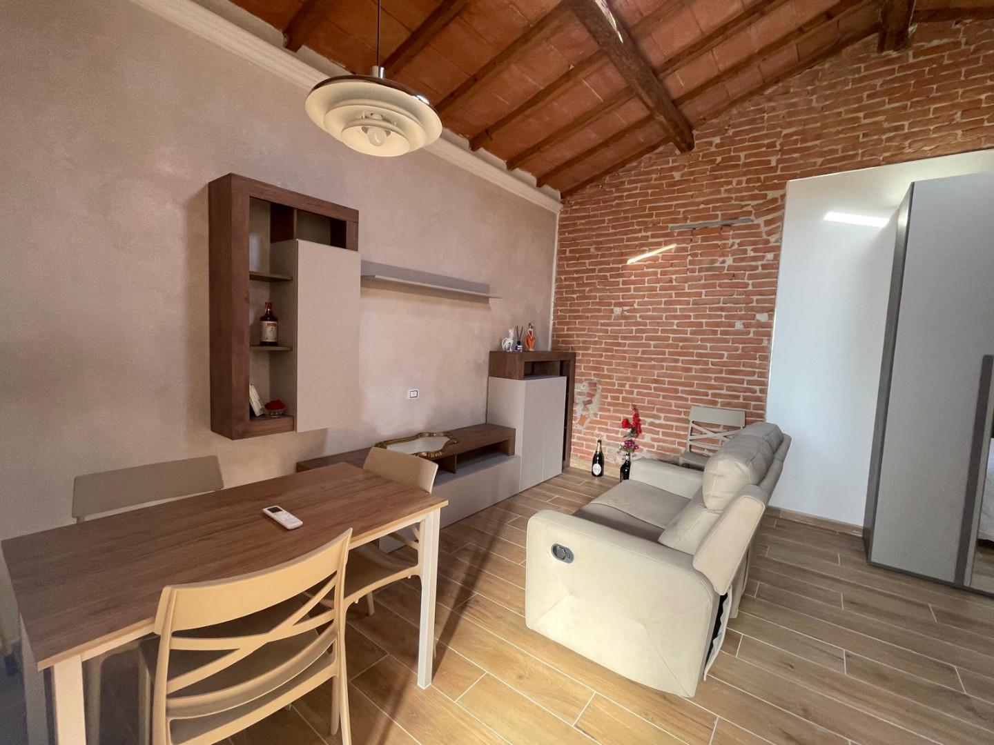 Casa indipendente arredata in affitto a Cascina