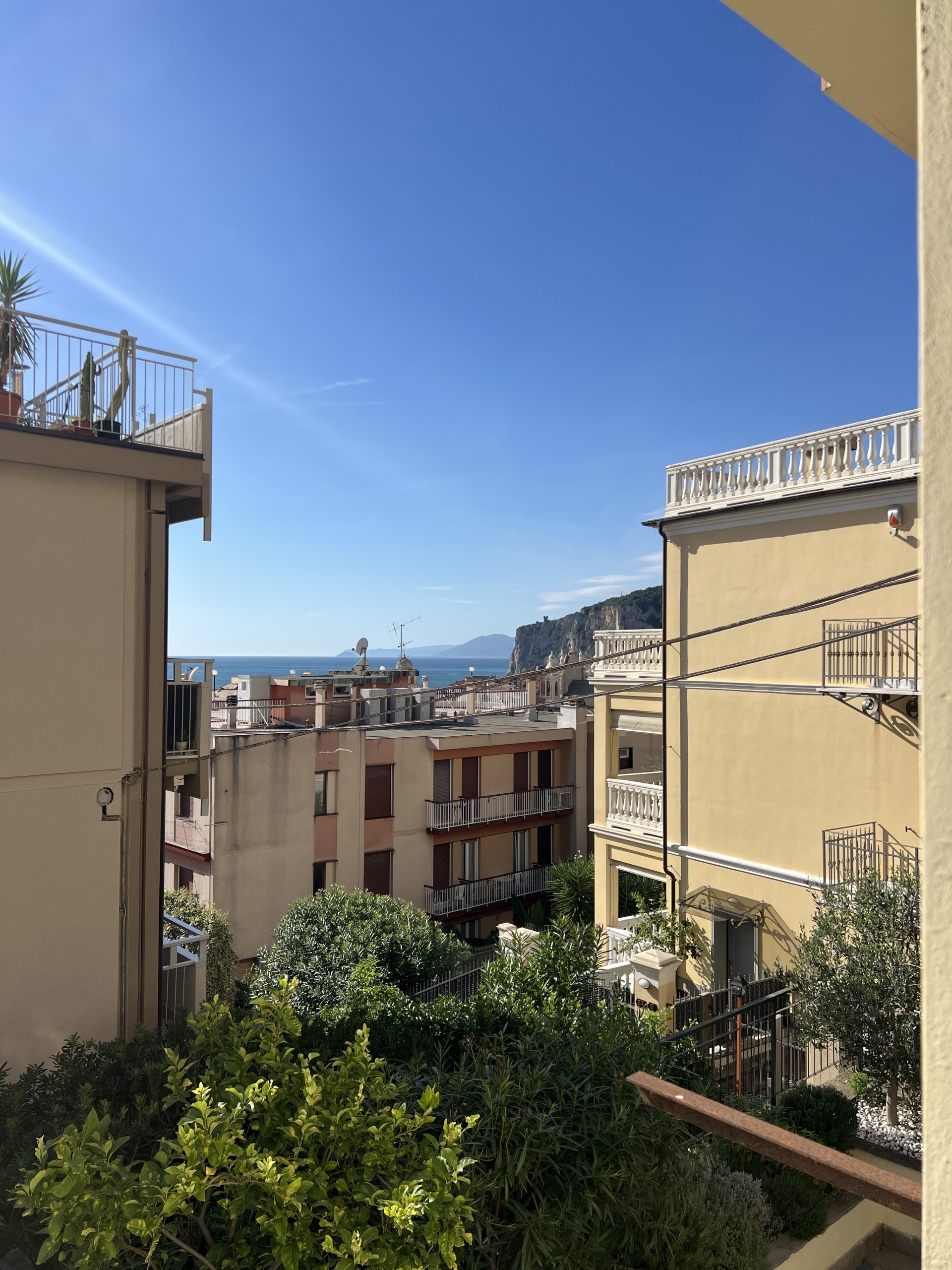 Trilocale con giardino in gradinata delle rose, Finale Ligure