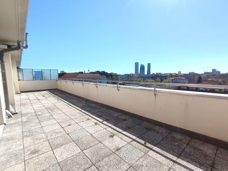 Trilocale con terrazzo a Milano