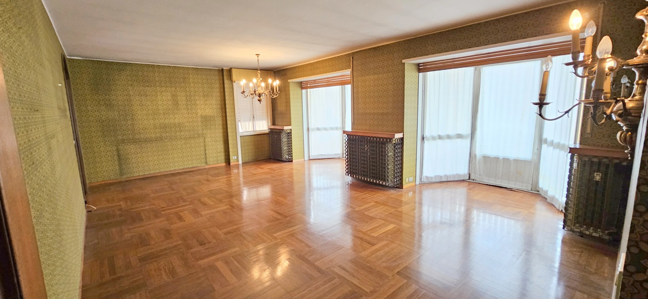 Appartamento con terrazzo in via giovanni pascoli, Chivasso