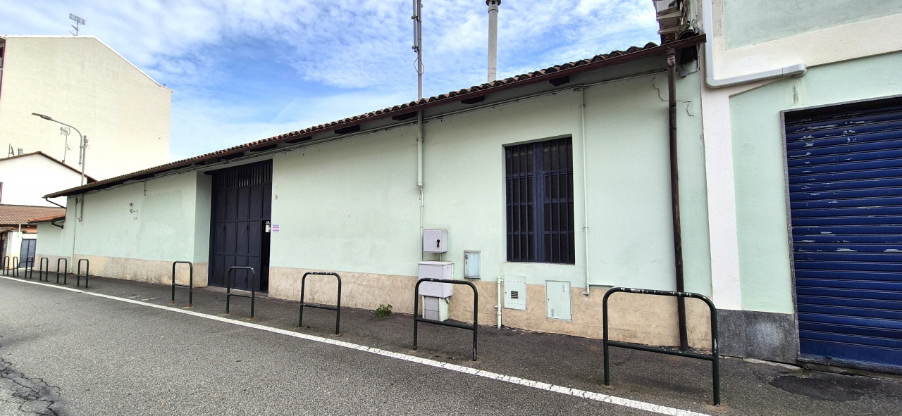 Locale commerciale in affitto in via pavese, Chivasso