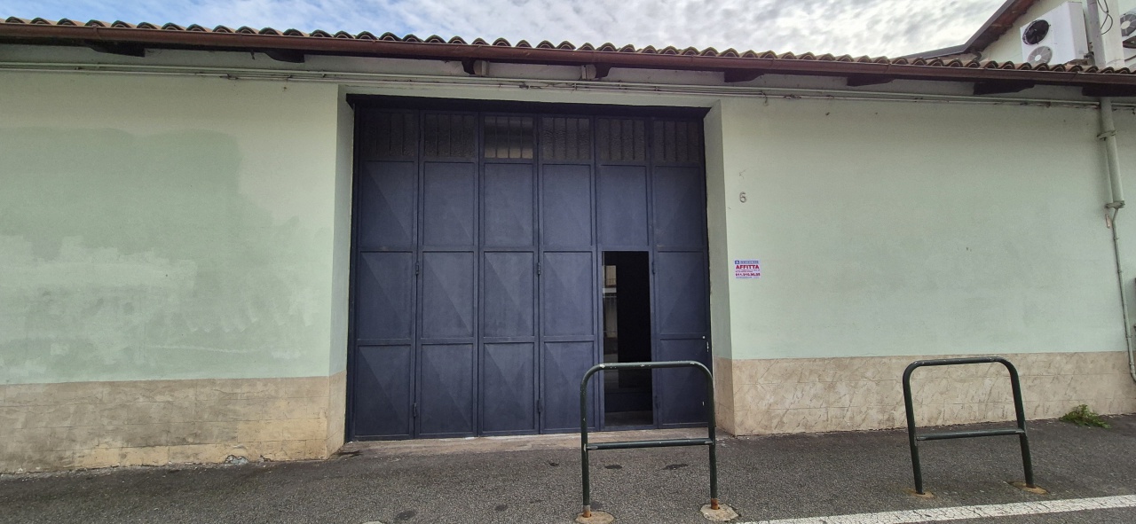 Locale commerciale in affitto in via pavese, Chivasso