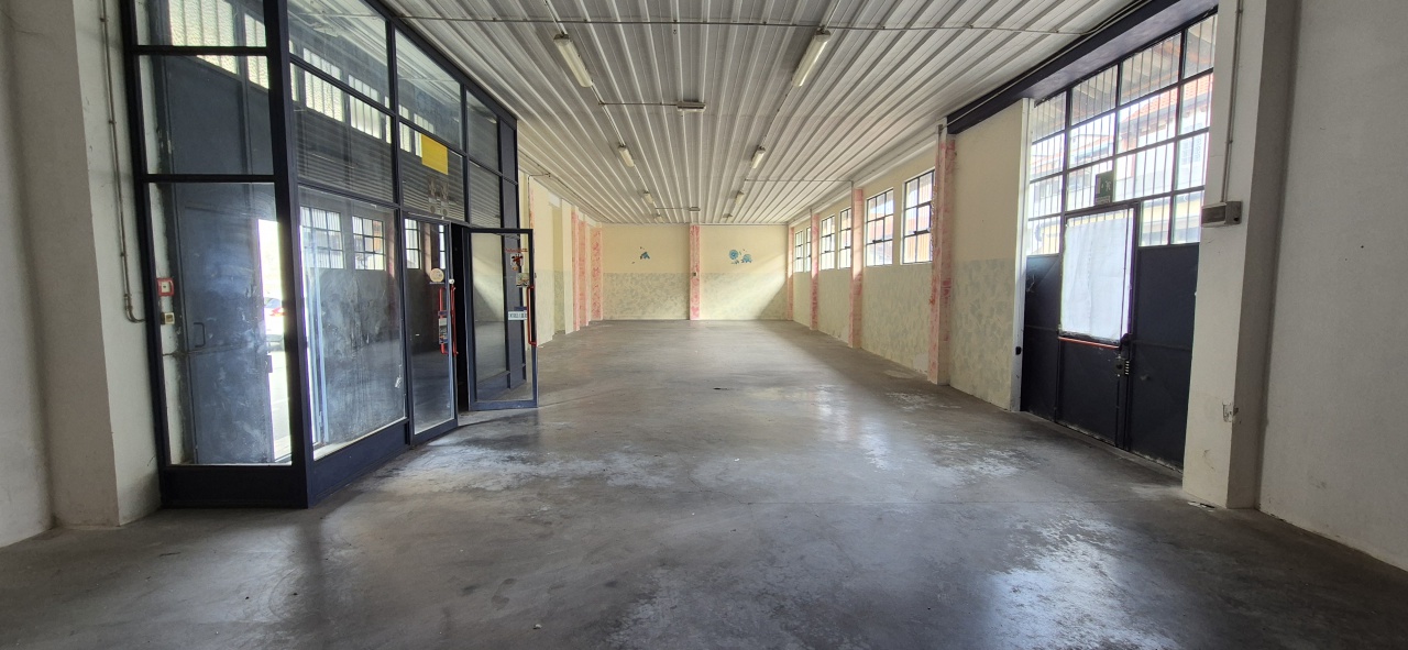 Locale commerciale in affitto in via pavese, Chivasso