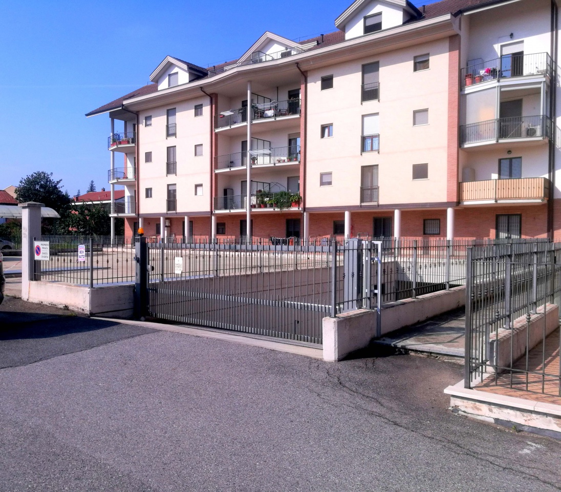 Box/Garage 16mq con box in via eugenio clara, Chivasso