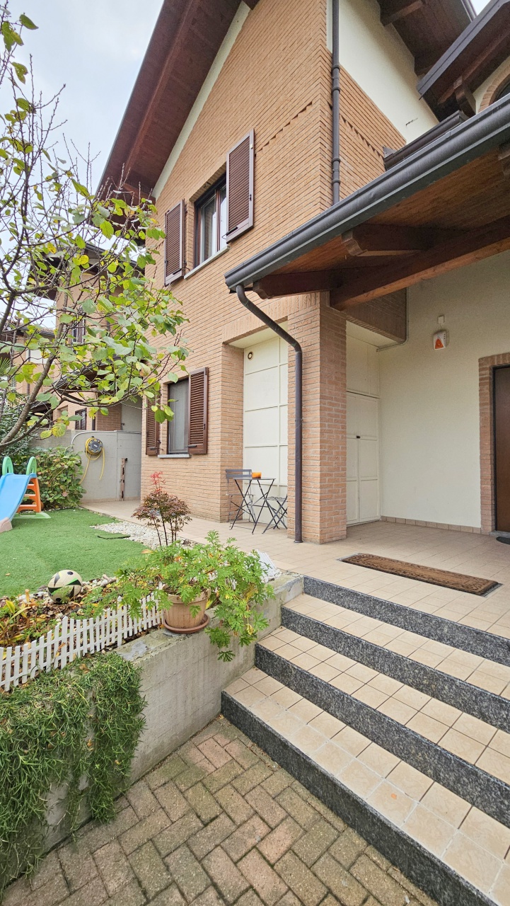 Casa indipendente con giardino in via santa margherita, Chivasso