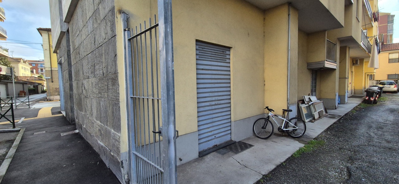 Locale commerciale in affitto in via siccardi, Chivasso