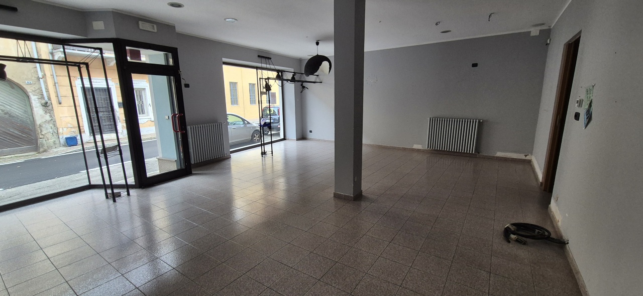 Locale commerciale in affitto in via umberto i, Foglizzo