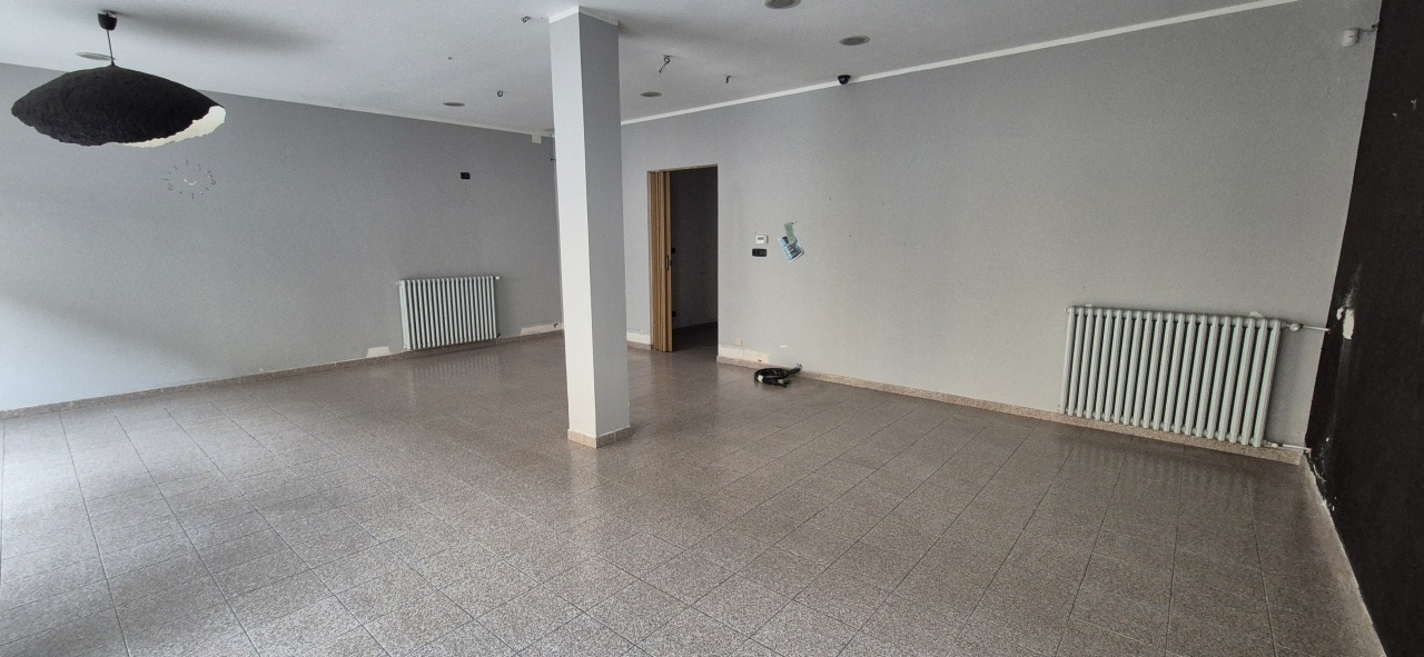 Locale commerciale in affitto in via umberto i, Foglizzo