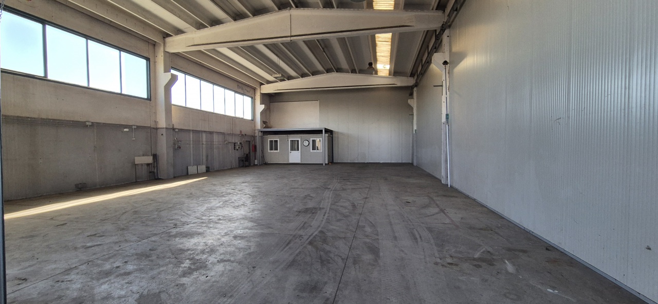 Capannone con giardino in via enzo ferrari 9, Verolengo