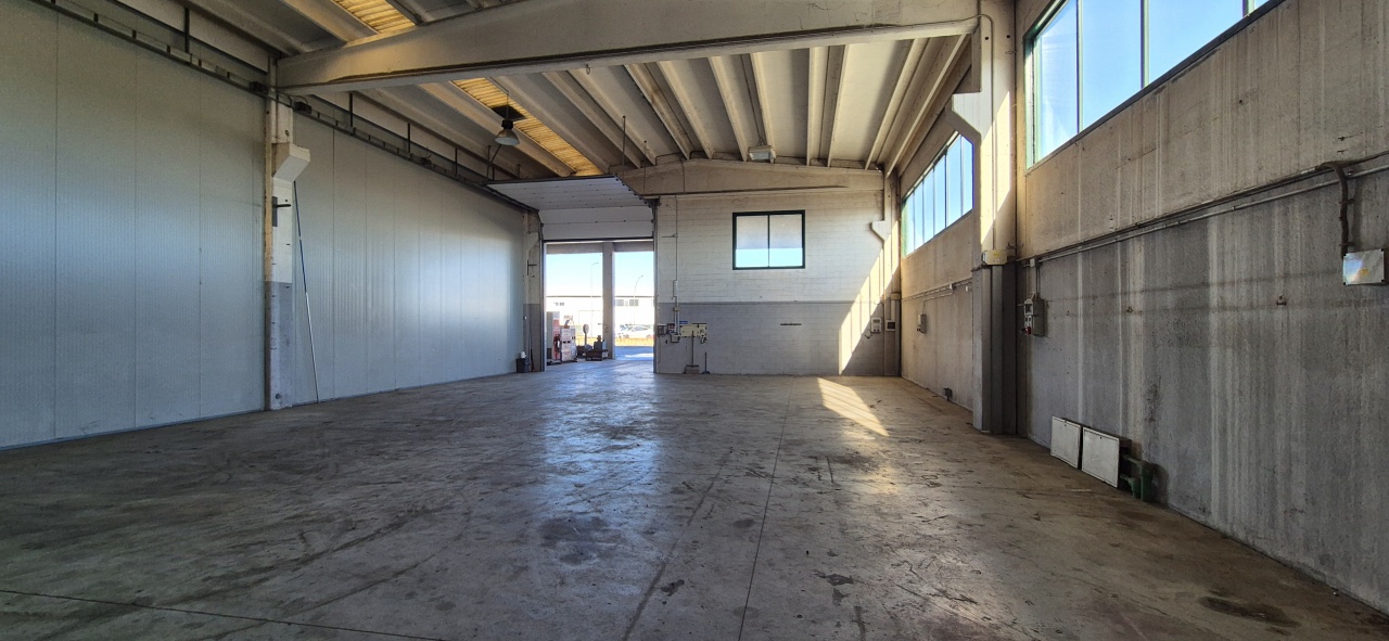 Capannone con giardino in via enzo ferrari 9, Verolengo