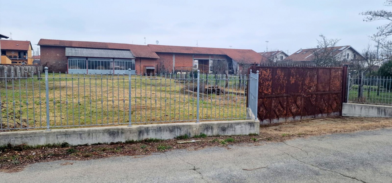 Terreno con giardino in via maestra, Chivasso