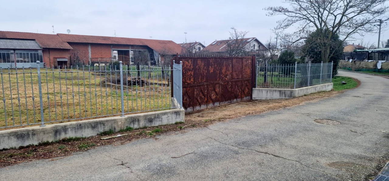 Terreno con giardino in via maestra, Chivasso